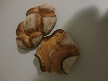 un tricorne et un pain suisse